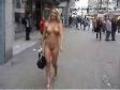 Exhib une femme nue se balade dans une rue en allemagne