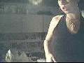 Elle se leche les t�tons et tr�mousse son cul en bas r�sille