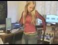 Jolie russe blonde te fait un strip complet sur une chaise
