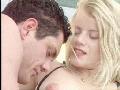 M�ga bonasse blonde se tape une bonne baise avec 2 mecs sur un bateau