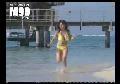 Asiatique aux gros seins qui court en maillot de bain