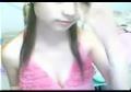Jeune asiatique devant sa webcam se touche