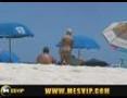 Blonde trop bonne sur une plage nudiste