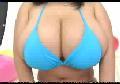 Asiatique avec les seins qui d�bordent du bikini
