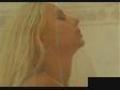 Regarde moi cette bonne blonde qui se touche sous la douche 