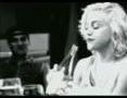 Madonna fait une démo de pipe avec une bouteille