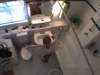Cam�ra planqu�e dans la salle de bain d une blonde