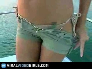 Blonde trop canon sur un bateau