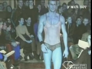 D�fil� Fashion TV avec plein de beaux GAYS