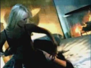 Blonde au allure de chienne devant le feu